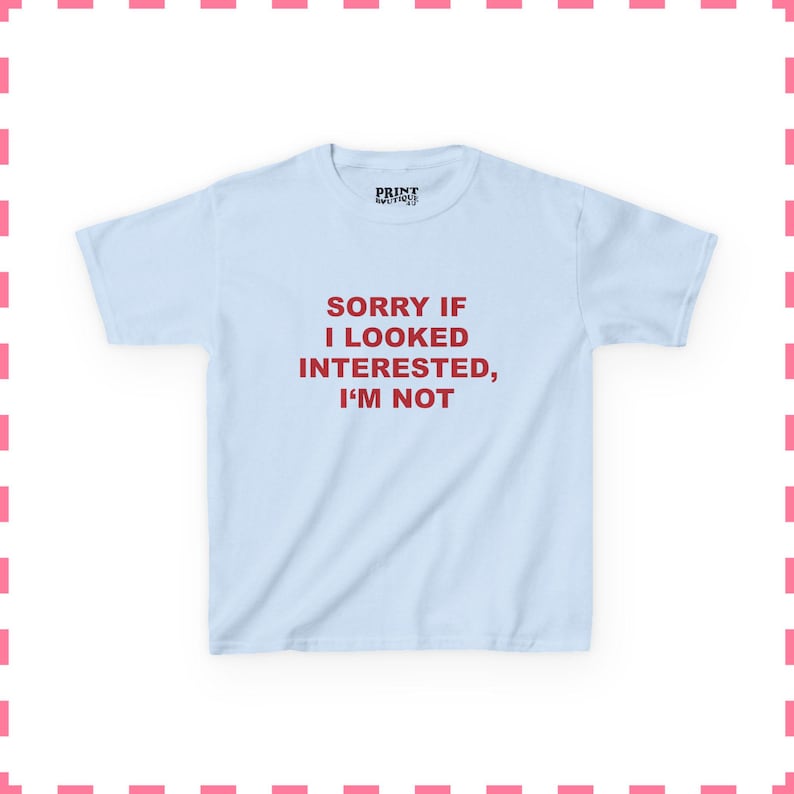 Lo siento si parecí interesada, no lo estoy. Camiseta divertida para bebés, camiseta gráfica Y2K, camiseta de chica mala atrevida, camiseta ajustada para mujer, regalo para ella. Light Blue