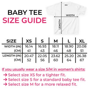 Może przedstawiać: Biały t-shirt dla dziecka z tabelą rozmiar&oacute;w. Przewodnik pokazuje wymiary szerokości i długości w calach i centymetrach dla rozmiar&oacute;w od XS do XL. Tekst brzmi "BABY TEE SIZE GUIDE".