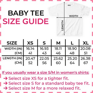 Op de afbeelding: Witte baby t-shirt maattabel met afmetingen in inches en centimeters. Maten vari&euml;ren van XS tot XL, met breedtes van 41 tot 51 cm en lengtes van 52 tot 67 cm. Inclusief maataanbevelingen.