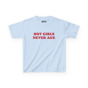 Camiseta "Chicas calientes nunca envejecen", camiseta retro de cumpleaños para bebé, camiseta vintage de cumpleaños, camiseta gráfica para cumpleañera, camiseta de bebé Y2K, camiseta estética linda Light Blue