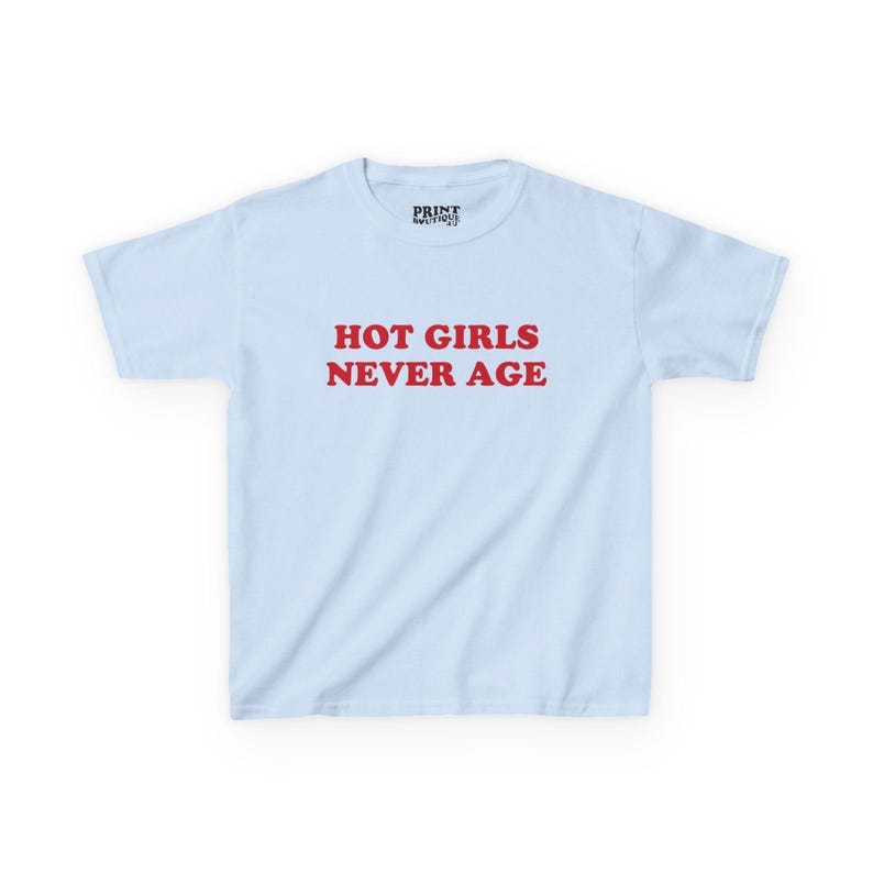 Camiseta "Chicas calientes nunca envejecen", camiseta retro de cumpleaños para bebé, camiseta vintage de cumpleaños, camiseta gráfica para cumpleañera, camiseta de bebé Y2K, camiseta estética linda Light Blue