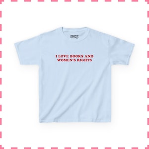 Ich liebe Bücher und die Rechte der Frauen T-Shirt, feministische Buch-Liebhaber Y2K Shirt, Feminismus Kokette Ästhetik Baby T-Shirt, niedliches Geschenk für Leseratten Light Blue