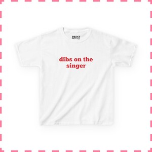 Dibs On The Singer Baby T-Shirt, lustiges Musik Shirt, Y2K Grafik T-Shirt, Retro 90er Jahre Crop Top, Konzert Festival Shirt, süßes Band Fan Geschenk White