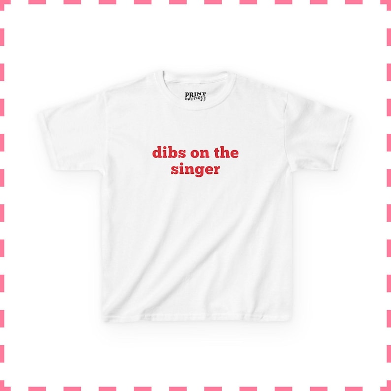 Dibs On The Singer Baby T-Shirt, lustiges Musik Shirt, Y2K Grafik T-Shirt, Retro 90er Jahre Crop Top, Konzert Festival Shirt, süßes Band Fan Geschenk White