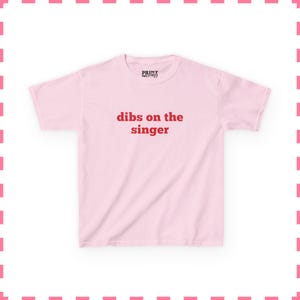 Dibs On The Singer Baby T-Shirt, lustiges Musik Shirt, Y2K Grafik T-Shirt, Retro 90er Jahre Crop Top, Konzert Festival Shirt, süßes Band Fan Geschenk Light Pink