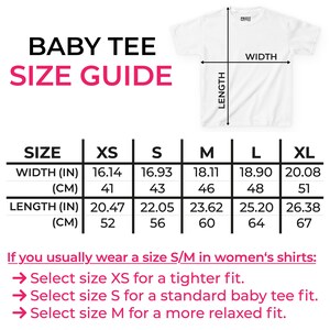 Op de afbeelding: Een witte baby-t-shirt maattabel met afmetingen in inches en centimeters. De gids bevat breedte- en lengtematen voor maten XS tot XL. De tekst geeft ook maatadviezen voor dames shirts.