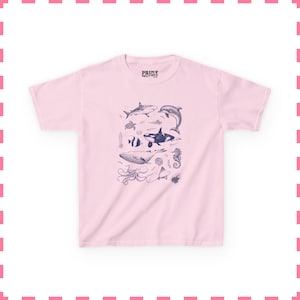 Camiseta de bebé con animales marinos, camiseta con estampado oceánico, camiseta con vida marina, camiseta estética Y2K, camiseta con estampado de ballena y delfín, camiseta de regalo para acuario Light Pink