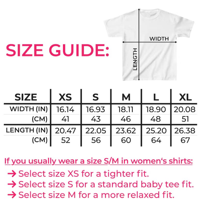 Może przedstawiać: Biała koszulka z tabelą rozmiar&oacute;w. Tabela pokazuje wymiary szerokości i długości w centymetrach dla rozmiar&oacute;w XS do XL. Tekst "SIZE GUIDE" jest r&oacute;żowy.