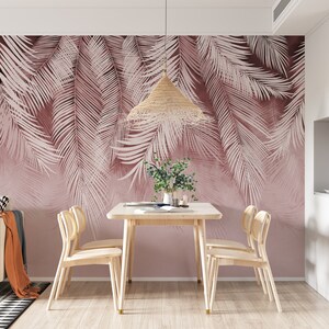 Pu&ograve; includere: Una sala da pranzo con carta da parati a foglie di palma rosa e bianca, un tavolo in legno con quattro sedie e una lampada a sospensione in vimini appesa sopra il tavolo.