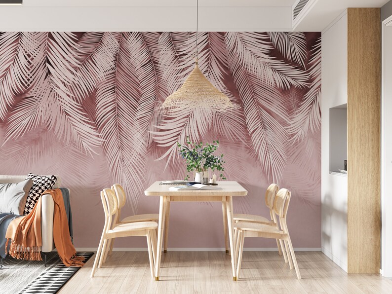 Pu&ograve; includere: Una sala da pranzo con carta da parati a foglie di palma rosa e bianca, un tavolo in legno con quattro sedie e una lampada a sospensione in vimini appesa sopra il tavolo.