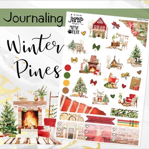 Może przedstawiać: Arkusz naklejek do prowadzenia dziennika o tematyce zimowej. Naklejki przedstawiają ilustracje kominka, choinek, czerwonego domu i innych elementów o tematyce zimowej. Na obrazku widnieją napisy "Journaling" i "Winter Pines".