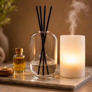 K&ouml;nnte beinhalten: Aromatherapie-Set mit einem transparenten Glasdiffusor mit schwarzen St&auml;bchen, einer kleinen Glasflasche mit &Ouml;l, einem brennenden Holzkerzenhalter und einem wei&szlig;en, beleuchteten Luftbefeuchter. Der Luftbefeuchter gibt Dampf ab. Die Artikel stehen auf einem Marmortablett.