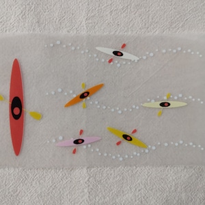 Könnte beinhalten: Fünf bunte Kajaks mit schwarzen Paddeln und roten, orangen, gelben, rosa und roten Farben sind auf einem weißen Hintergrund mit weißen Punkten dargestellt, die Wassertropfen darstellen.