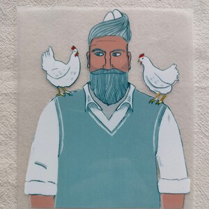 Può includere: Un uomo con la barba grigia e un gilet blu ha due galline bianche appollaiate sulle spalle. Le galline hanno creste e bargigli rossi.