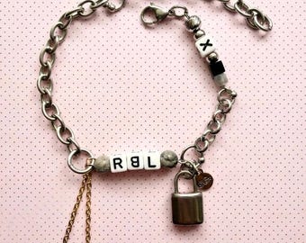 Buchstabenarmband aus Edelstahl