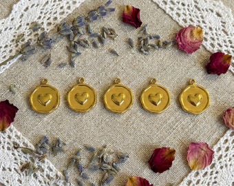 5 Stück goldfarbene Herzanhänger: Vintage-inspirierte Edelstahlanhänger
