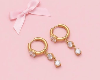 Triple Drop Crystal Huggie Creolen, zierliche Gold oder Silber Ohrringe