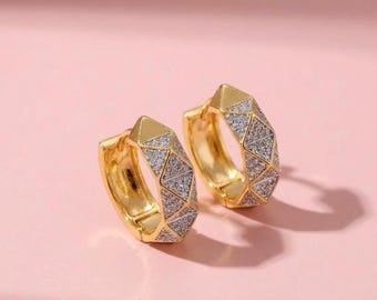 Vergoldete Edelstahl-Statement Micro Pave Pyramide Huggie Creolen