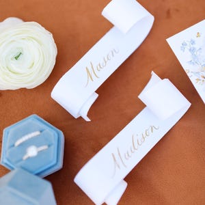Handmade Calligraphy Scroll Place Cards: Elegant Wedding Decor