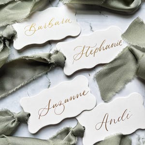 Marque-places en ruban mousseline de soie à bords festonnés, mariage, shower de bébé, déjeuner nuptiale, marque-places pour dîner de répétition générale