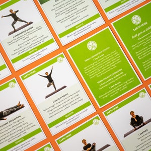 Peut inclure: Cartes illustrées vertes et orange avec du texte et des images de poses de yoga. Les cartes présentent le texte "Earth Tribe" et les noms de différentes poses de yoga, telles que "Guerrier Ancré" et "Racines Anciennes".