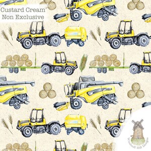 Puede incluir: Un patrón sin costuras que presenta equipos agrícolas amarillos, incluidos tractores, cosechadoras y pacas de heno. El fondo es de color beige claro con una textura sutil. El patrón se titula "Custard Cream Non Exclusive" e incluye un pequeño logotipo de molino de viento en la esquina inferior derecha.