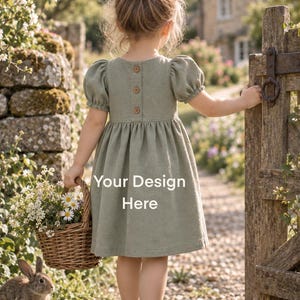 Könnte beinhalten: Ein salbeigrünes Kleid mit kurzen Puffärmeln und drei braunen Knöpfen am oberen Rücken. Das Kleid hat ein schlichtes Oberteil und einen gerafften Rock. Der Text "Your Design Here" ist in Weiß auf der Rückseite des Kleides aufgedruckt.