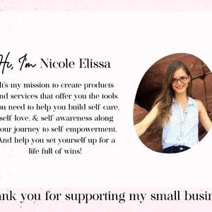 Puede incluir: Una mujer con el pelo largo y casta&ntilde;o y gafas sonr&iacute;e a la c&aacute;mara. Lleva una camisa con estampado blanco y azul. El texto "Hi, I'm Nicole Elissa" est&aacute; en la parte superior de la imagen. El texto "It's my mission to create products and services that offer you the tools you need to help you build self-care, self-love, & self-awareness along your journey to self-empowerment. And help you set yourself up for a life full of wins!" est&aacute; debajo de la imagen de la mujer. El texto "Thank you for supporting my small business" est&aacute; en la parte inferior de la imagen.