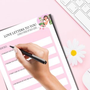 Puede incluir: Una hoja de trabajo imprimible rosa con el t&iacute;tulo "Love Letters to You: A Daily Dose of Self-Love..." y sugerencias para la autorreflexi&oacute;n, como "Te perdono por..." y "Te agradezco por..."