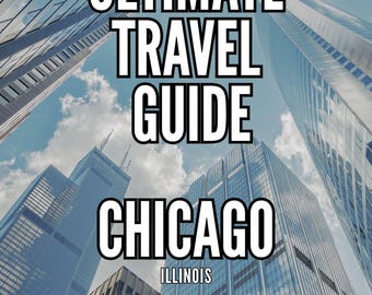 Könnte beinhalten: Draufsicht auf Wolkenkratzer in Chicago vor blauem Himmel mit Wolken. Der Text "ULTIMATE TRAVEL GUIDE CHICAGO ILLINOIS" ist in fetter, weißer Schrift überlagert.