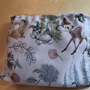 Cartera forrada con personajes de algodón