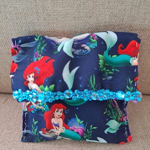 Cartera de mano cosida a mano con estampado de sirena