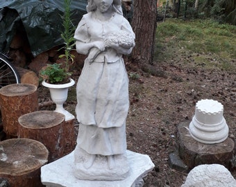 Skulptur.  Mädchen,  Große Garten Figur