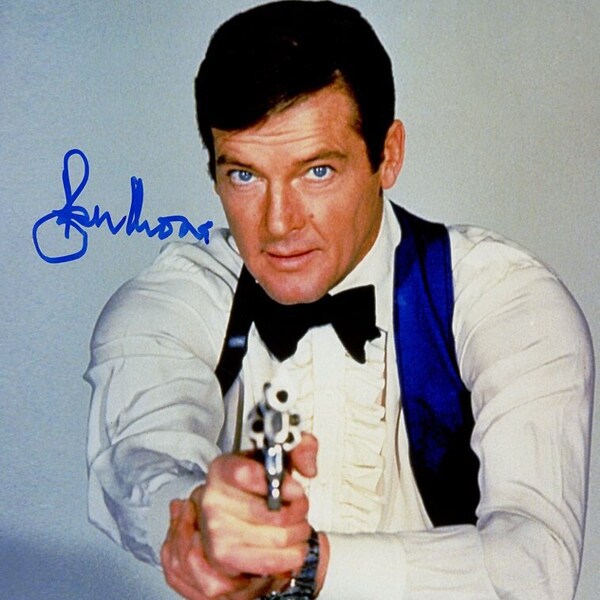 Roger Moore (1927-2017) JAMES BOND (PSA/Dna) In Person Signed Photo