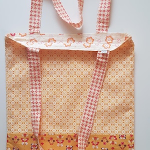 Könnte beinhalten: Ein Set aus drei Keramikbechern mit gesprenkelter, matter Oberfläche. Die Becher sind in Creme-, Hellgrau- und Dunkelgrautönen gehalten. Jeder Becher hat ein schlichtes, minimalistisches Design.