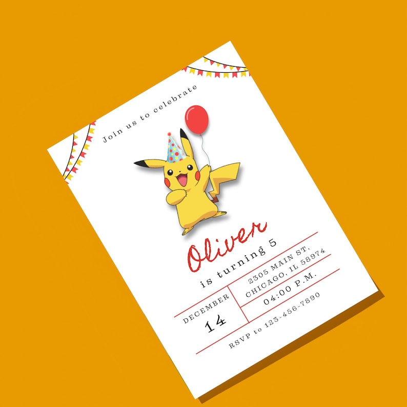 Pu&ograve; includere: Un invito bianco con un personaggio giallo di Pikachu che tiene un palloncino rosso. Il testo sulla carta recita "Join us to celebrate Oliver is turning 5 December 14 2305 Main St. Chicago, IL 58974 04:00 P.M. RSVP to 123-456-7890".