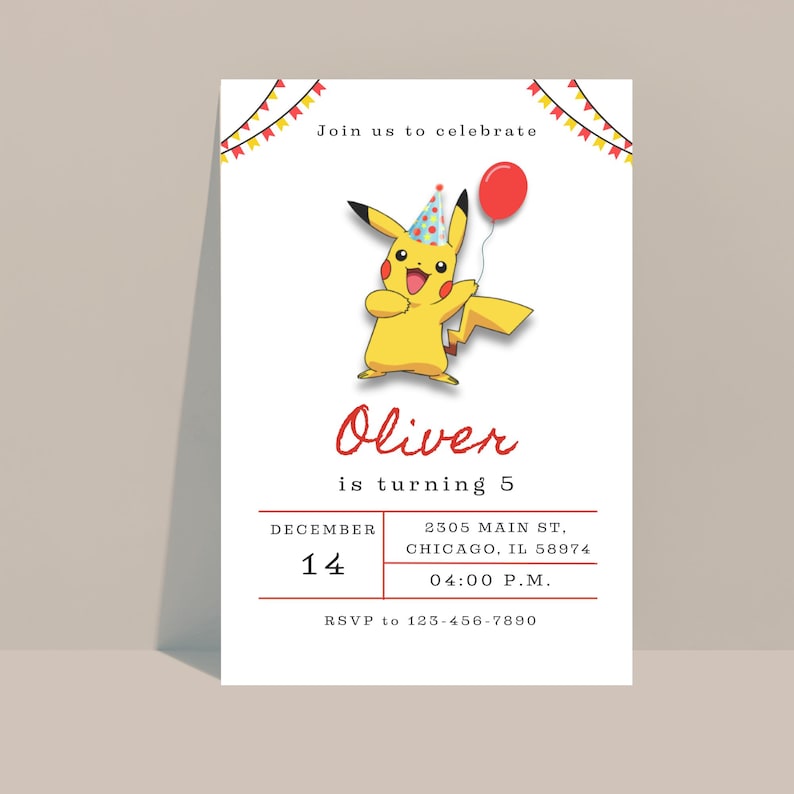 Pu&ograve; includere: Un personaggio dei cartoni animati Pikachu giallo che indossa un cappello da festa e tiene un palloncino rosso. Il testo "Oliver compie 5 anni" &egrave; sotto il personaggio. L'invito include la data "14 dicembre", l'ora "16:00", l'indirizzo "2305 Main St. Chicago, IL 58974" e le informazioni RSVP.