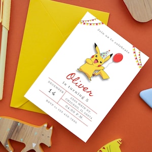 Pu&ograve; includere: Un invito bianco con un personaggio giallo di Pikachu che tiene un palloncino rosso. Il testo sulla carta recita "Unisciti a noi per festeggiare Oliver che compie 5 anni" e include la data, l'ora e l'indirizzo dell'evento.