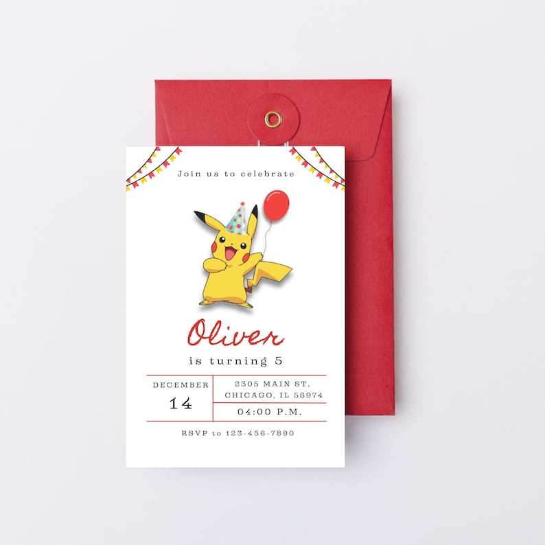 Pu&ograve; includere: Un personaggio dei cartoni animati Pikachu giallo che tiene un palloncino rosso con un cappello da festa in testa. Il testo sull'invito recita "Unisciti a noi per festeggiare Oliver che compie 5 anni. 14 dicembre, 2305 Main St. Chicago, IL 58974, 16:00. RSVP al 123-456-7890."
