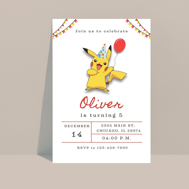 Pu&ograve; includere: Un personaggio dei cartoni animati Pikachu giallo con un cappello da festa e che tiene un palloncino rosso. Il testo "Oliver compie 5 anni" &egrave; sotto il personaggio. L'invito include la data "14 dicembre", l'ora "16:00", l'indirizzo "2305 Main St. Chicago, IL 58974" e le informazioni RSVP.