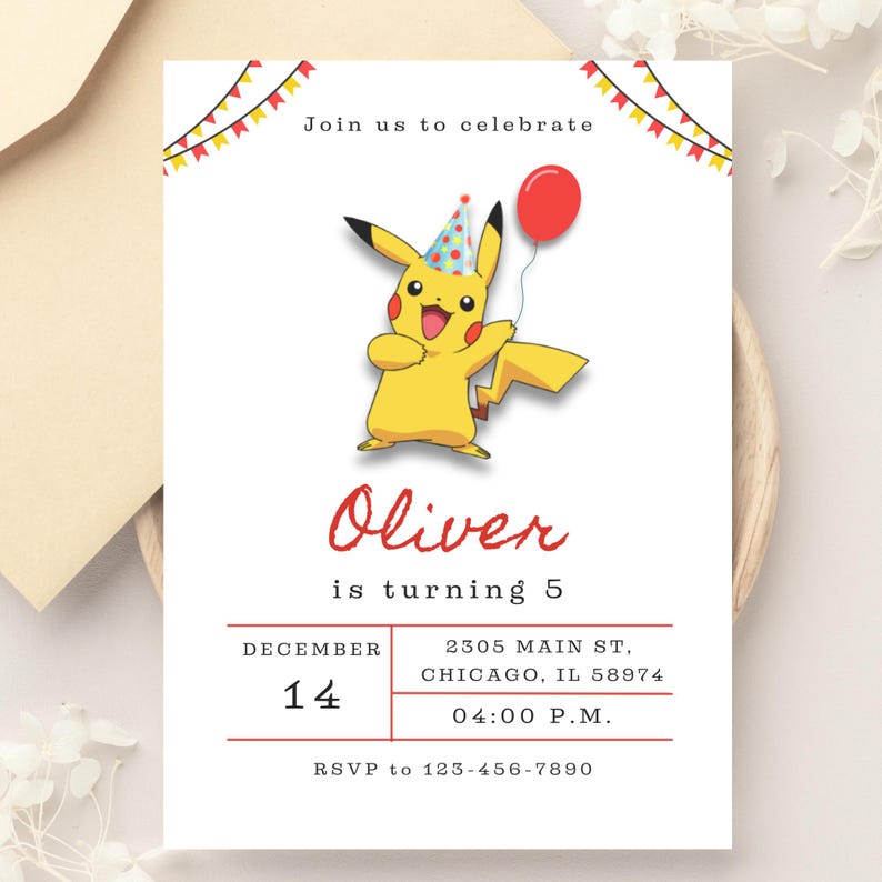 Pu&ograve; includere: Un invito di compleanno con un Pikachu dei cartoni animati che indossa un cappello da festa e tiene un palloncino rosso. L'invito dice "Unisciti a noi per festeggiare Oliver che compie 5 anni" e include la data, l'ora e l'indirizzo della festa.