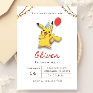 Pu&ograve; includere: Un invito di compleanno con un Pikachu dei cartoni animati che indossa un cappello da festa e tiene un palloncino rosso. L'invito dice "Unisciti a noi per festeggiare Oliver che compie 5 anni" e include la data, l'ora e l'indirizzo della festa.