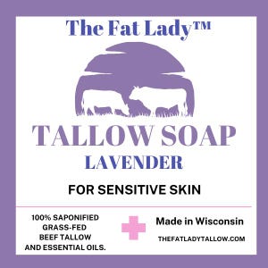 Puede incluir: Etiqueta morada y blanca para jab&oacute;n de sebo de lavanda. La etiqueta presenta una caricatura de dos vacas en un campo. El texto dice "The Fat LadyTM Tallow Soap Lavender For Sensitive Skin 100% Saponified Grass-Fed Beef Tallow and Essential Oils. Made in Wisconsin THEFATLADYTALLOW.COM"