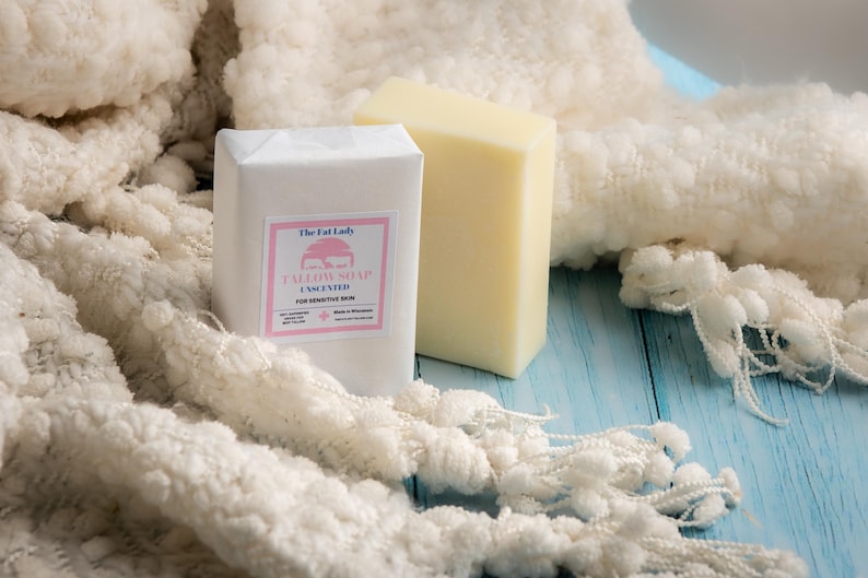 Puede incluir: Dos barras de jab&oacute;n blanco sin perfume envueltas en papel blanco. El jab&oacute;n est&aacute; etiquetado como "The Fat Lady, Fallow Soap Unscented, For Sensitive Skin".