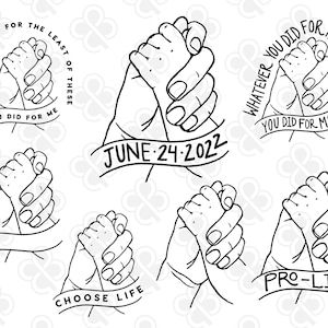 Puede incluir: Ilustración en blanco y negro de dos manos que se sostienen. Las manos están rodeadas de texto que dice "Lo que hiciste por el más pequeño de estos, lo hiciste por mí". Hay cinco variaciones diferentes de esta imagen con diferentes textos que rodean las manos. El texto incluye "junio 24, 2022", "Elige la vida" y "Pro-vida".