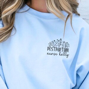 Sudadera con mensaje de parto, regalo de enfermería, regalo de maternidad, regalo médico para enfermera, muestra de agradecimiento para el personal del hospital, suéter rosa con cuello redondo y estampado floral