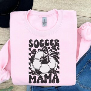 Sudadera de mamá futbolera, regalo para el día de la madre, regalo para mamá futbolera, sudadera unisex, suéter de cuello redondo, camiseta para fanático del fútbol, jersey deportivo para mamá, regalo para mamá