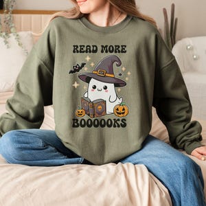 Sudadera de maestro de Halloween con fantasma leyendo libros, sudadera de Halloween, disfraz de maestro de Halloween para maestro, cuello redondo de Halloween para amantes de los libros