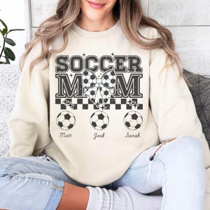 Sudadera personalizada para mamá futbolera, regalo para el día de la madre, regalo para mamá futbolera, sudadera unisex, suéter de cuello redondo, camiseta para fanático del fútbol, jersey deportivo para mamá.
