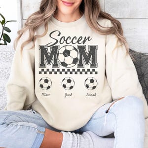Sudadera personalizada para mamá futbolera, regalo para el día de la madre, regalo para mamá futbolera, sudadera unisex, suéter de cuello redondo, camiseta para fanático del fútbol, jersey deportivo para mamá.